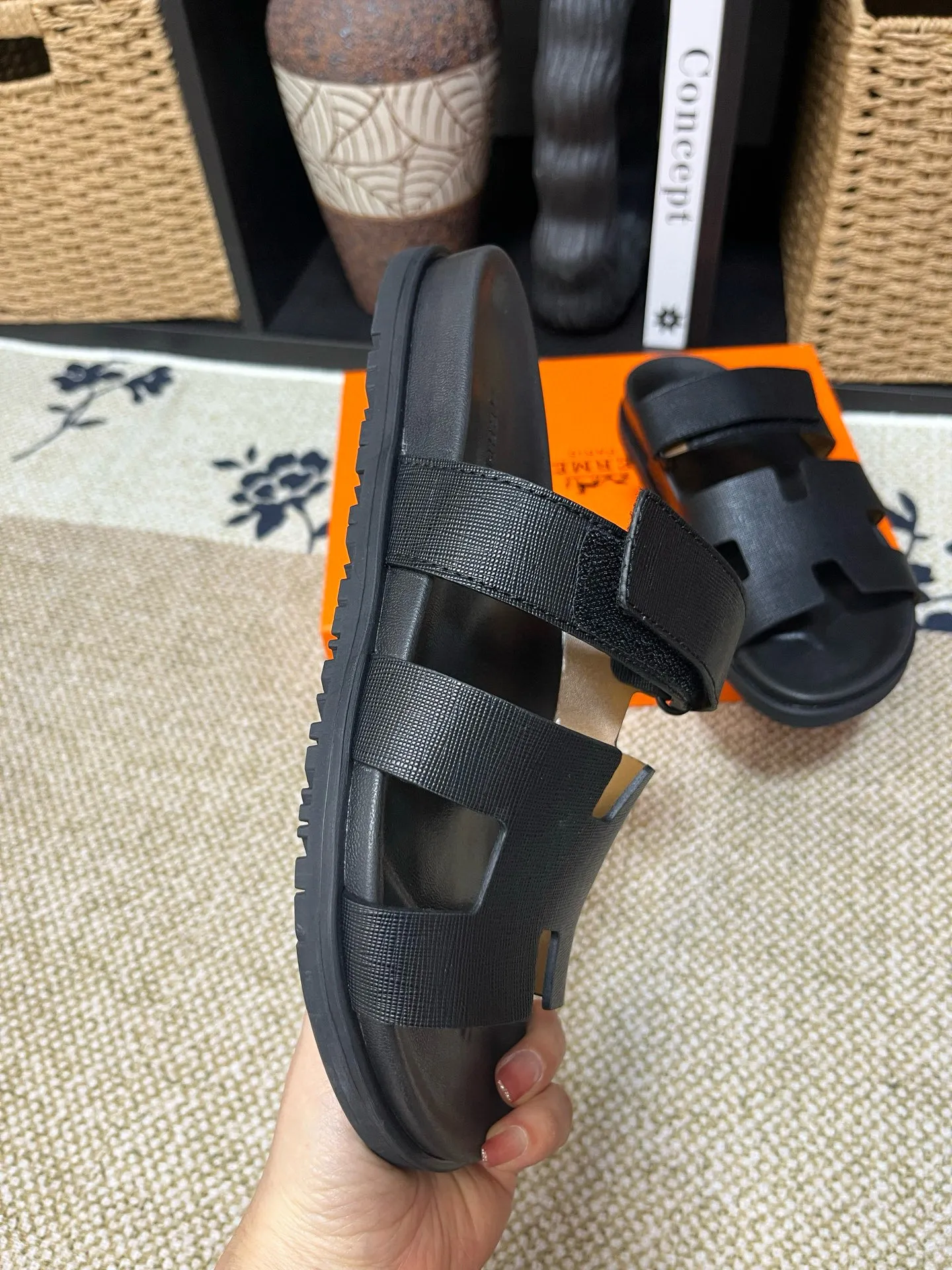 P300 Long-term stock Hermes men’s Kazimir slippers for couples - top quality woven calfskin functional sandals with intertwined uppers inspired by the “H” iconic pattern to create a casual look, perfect for summer. Imported cowhide + cowhide lining + TUP outsole Size: 35-46